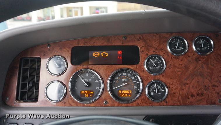 image for item DB0329 2010 Peterbilt 387 semi truck