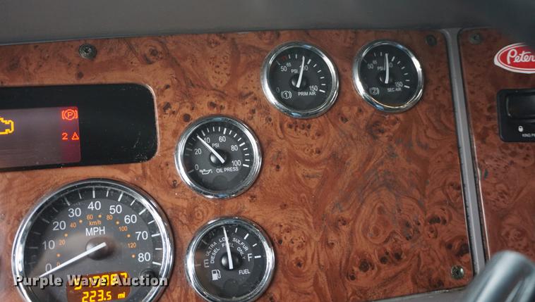 image for item DB0329 2010 Peterbilt 387 semi truck