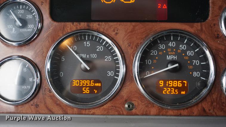 image for item DB0329 2010 Peterbilt 387 semi truck