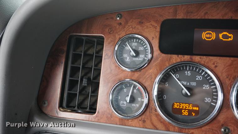 image for item DB0329 2010 Peterbilt 387 semi truck