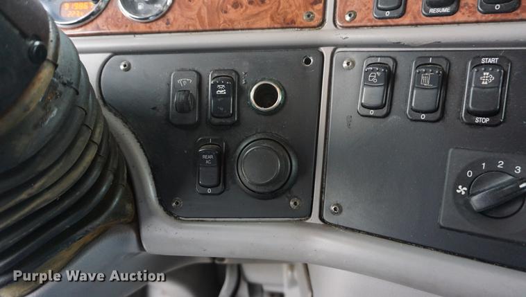 image for item DB0329 2010 Peterbilt 387 semi truck