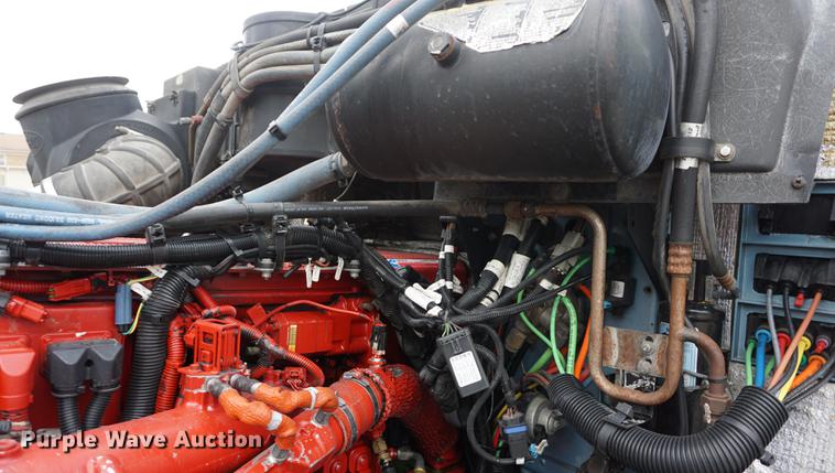 image for item DB0329 2010 Peterbilt 387 semi truck