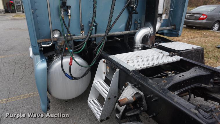 image for item DB0329 2010 Peterbilt 387 semi truck