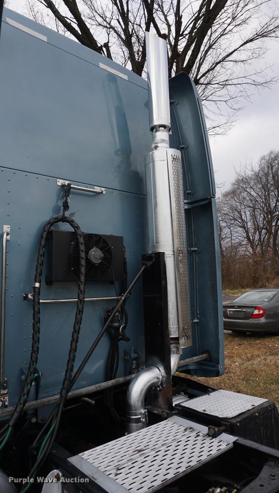 image for item DB0329 2010 Peterbilt 387 semi truck