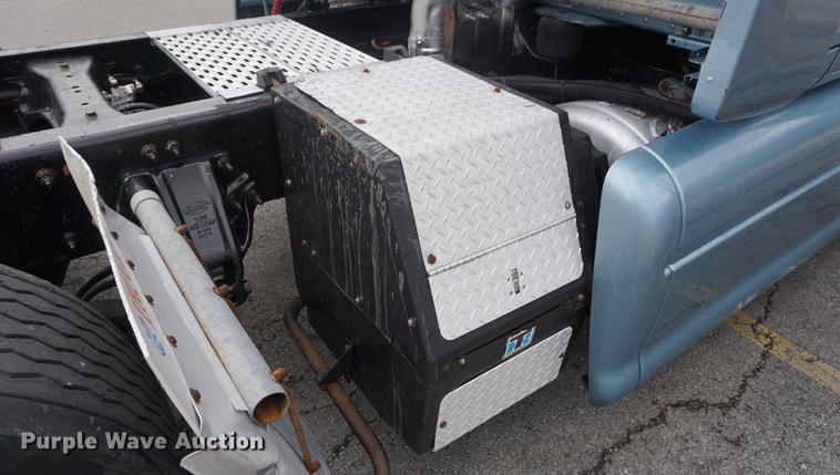 image for item DB0329 2010 Peterbilt 387 semi truck