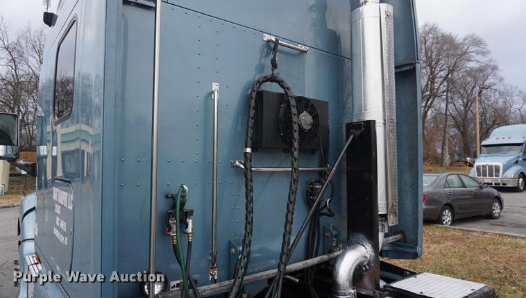 image for item DB0329 2010 Peterbilt 387 semi truck