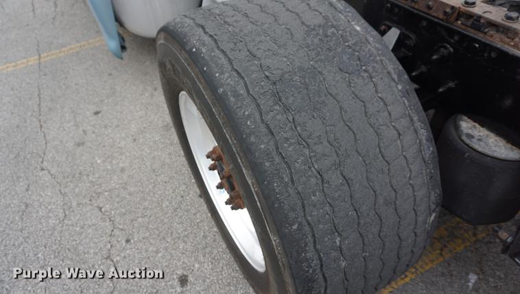 image for item DB0329 2010 Peterbilt 387 semi truck