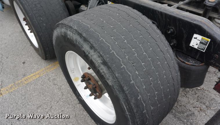 image for item DB0329 2010 Peterbilt 387 semi truck