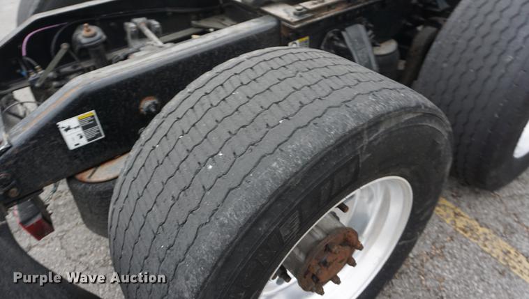 image for item DB0329 2010 Peterbilt 387 semi truck