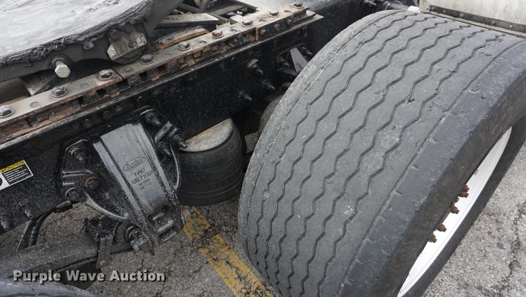 image for item DB0329 2010 Peterbilt 387 semi truck