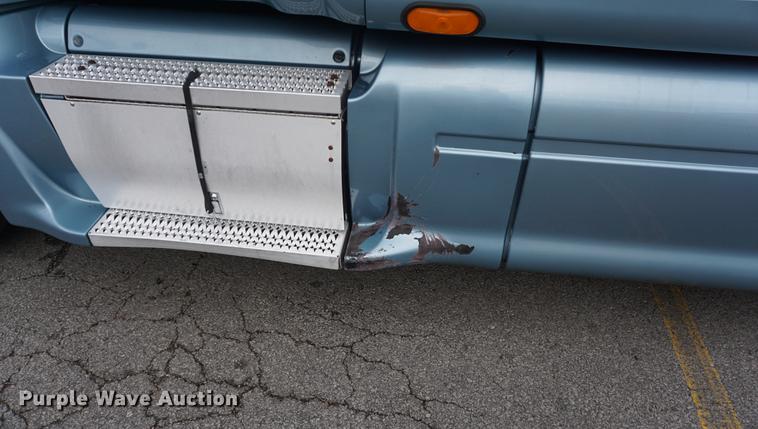 image for item DB0329 2010 Peterbilt 387 semi truck