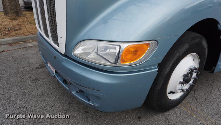 image for item DB0329 2010 Peterbilt 387 semi truck