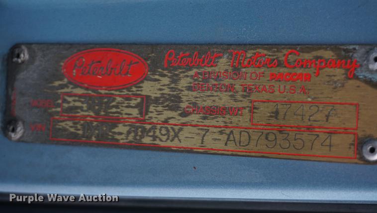 image for item DB0329 2010 Peterbilt 387 semi truck