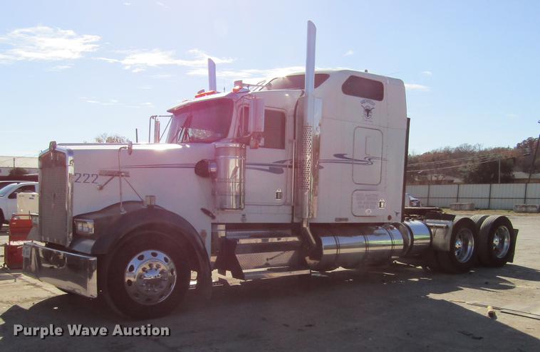 image for item DC0004 2001 Kenworth W900B semi truck