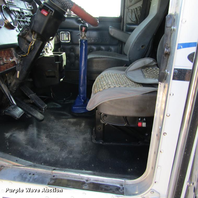 image for item DC0004 2001 Kenworth W900B semi truck