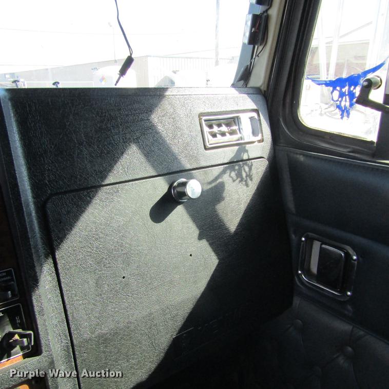 image for item DC0004 2001 Kenworth W900B semi truck