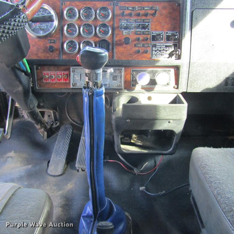 image for item DC0004 2001 Kenworth W900B semi truck