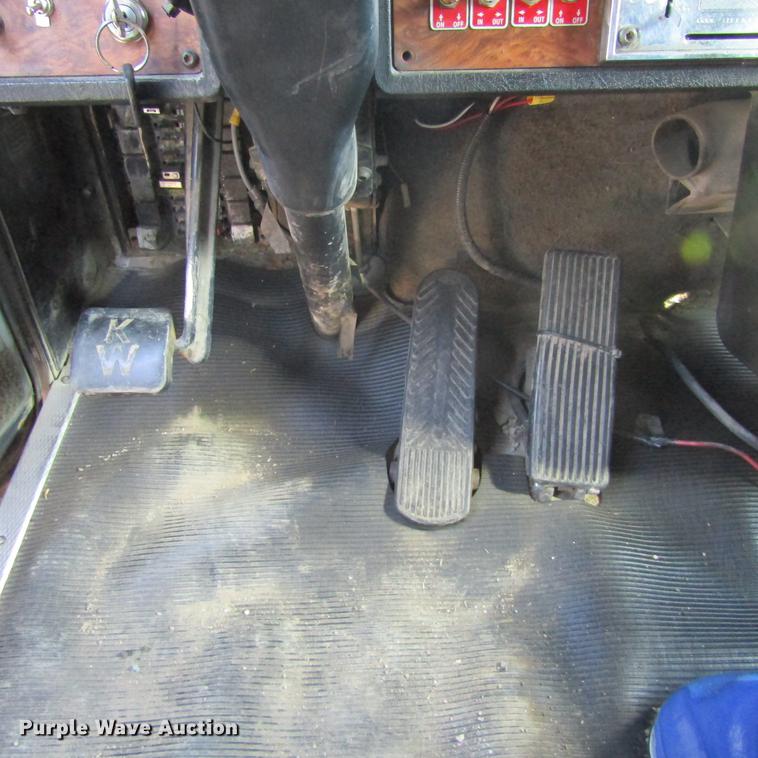 image for item DC0004 2001 Kenworth W900B semi truck