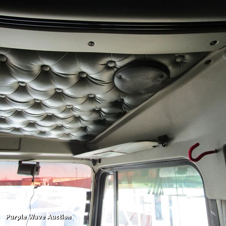 image for item DC0004 2001 Kenworth W900B semi truck