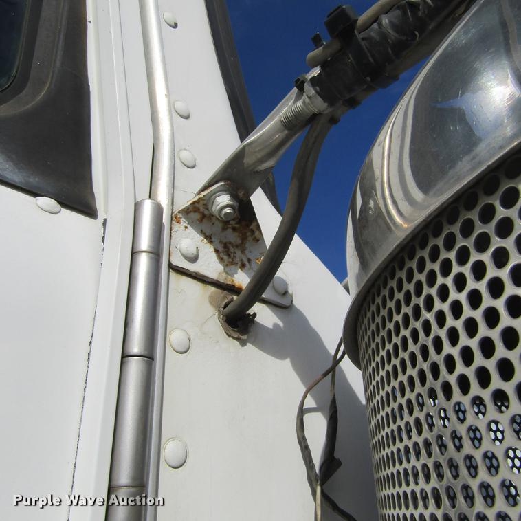 image for item DC0004 2001 Kenworth W900B semi truck