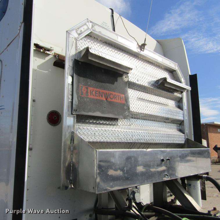 image for item DC0004 2001 Kenworth W900B semi truck