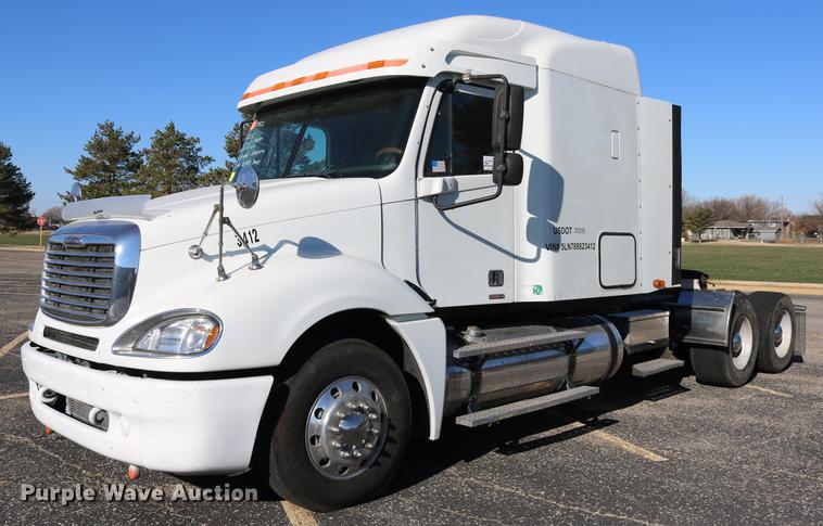 image for item DC3581 2005 Freightliner Columbia 120 semi truck