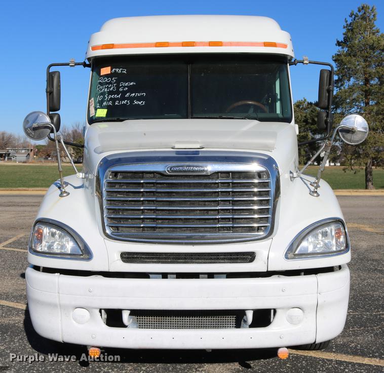 image for item DC3581 2005 Freightliner Columbia 120 semi truck