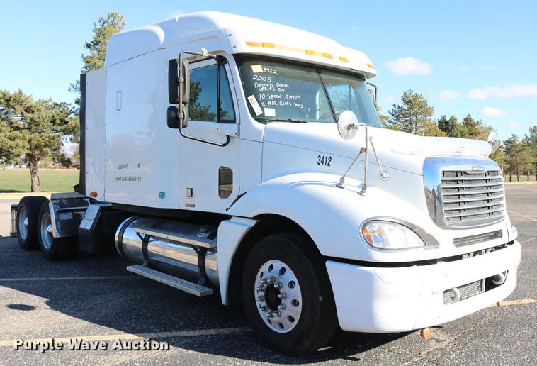 image for item DC3581 2005 Freightliner Columbia 120 semi truck