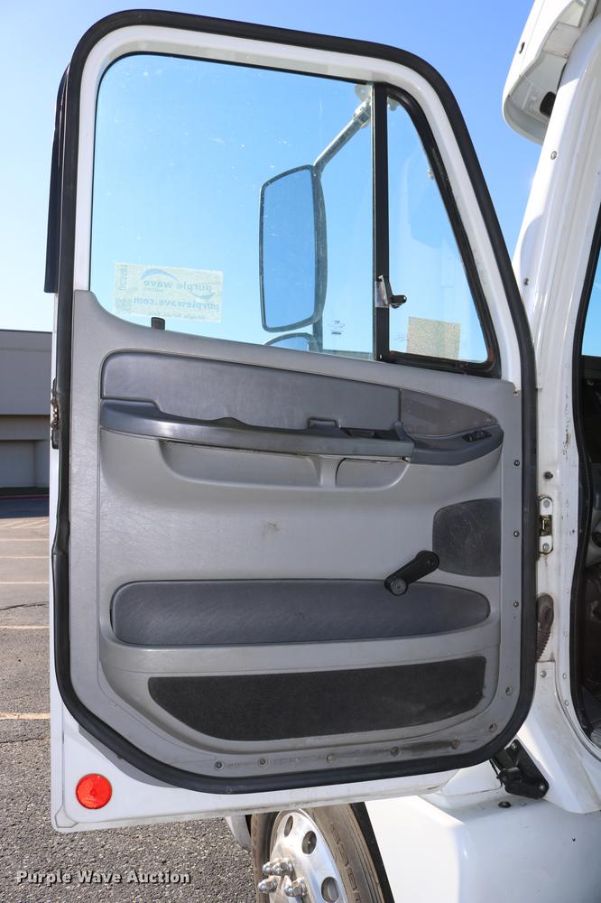 image for item DC3581 2005 Freightliner Columbia 120 semi truck