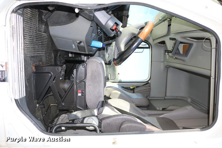 image for item DC3581 2005 Freightliner Columbia 120 semi truck