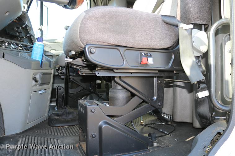 image for item DC3581 2005 Freightliner Columbia 120 semi truck