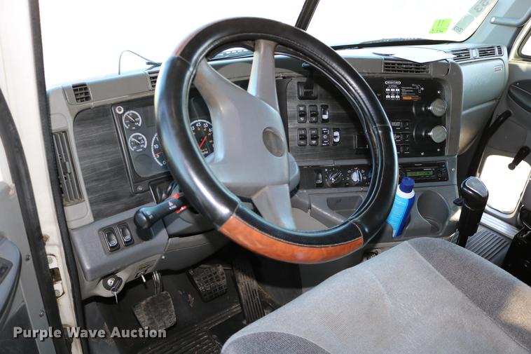 image for item DC3581 2005 Freightliner Columbia 120 semi truck