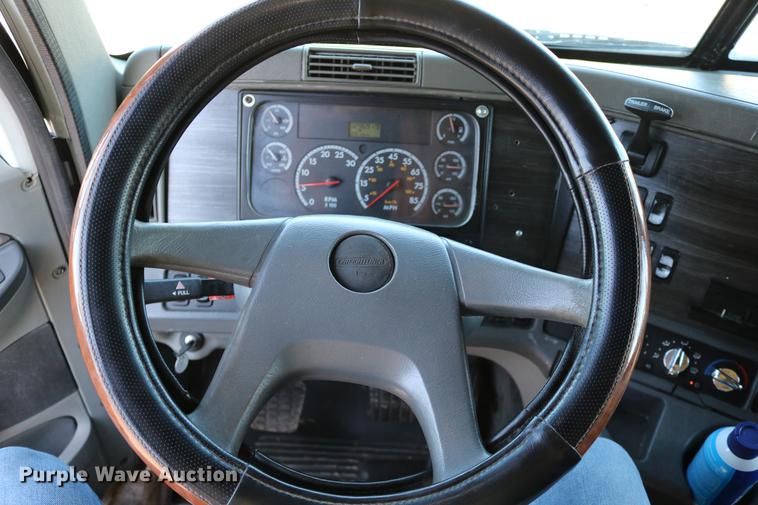 image for item DC3581 2005 Freightliner Columbia 120 semi truck