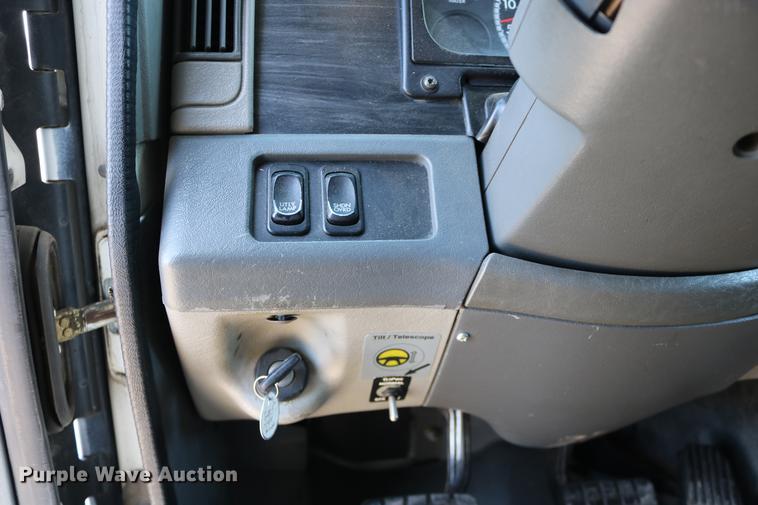 image for item DC3581 2005 Freightliner Columbia 120 semi truck