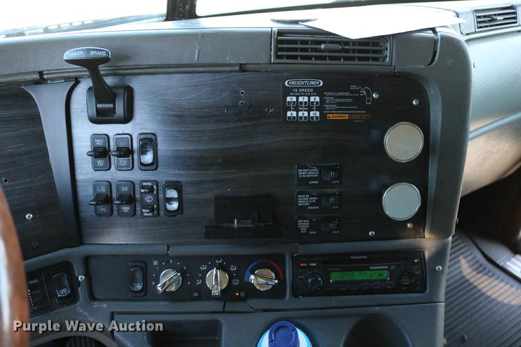 image for item DC3581 2005 Freightliner Columbia 120 semi truck