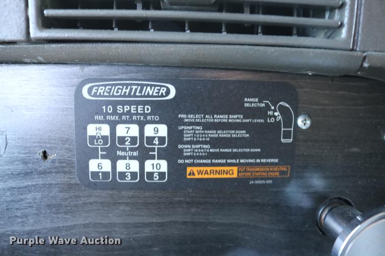 image for item DC3581 2005 Freightliner Columbia 120 semi truck