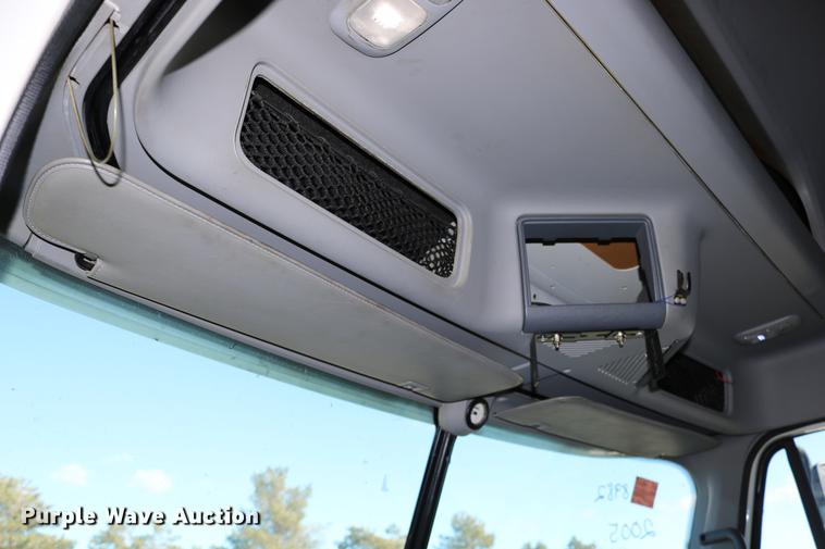 image for item DC3581 2005 Freightliner Columbia 120 semi truck