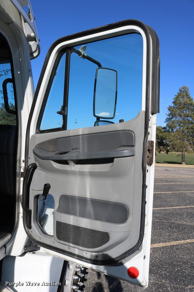 image for item DC3581 2005 Freightliner Columbia 120 semi truck