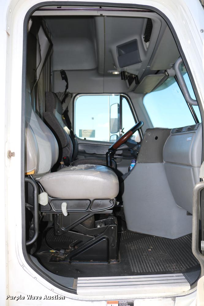 image for item DC3581 2005 Freightliner Columbia 120 semi truck