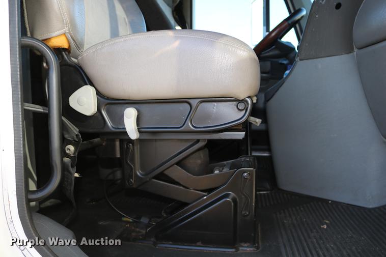 image for item DC3581 2005 Freightliner Columbia 120 semi truck