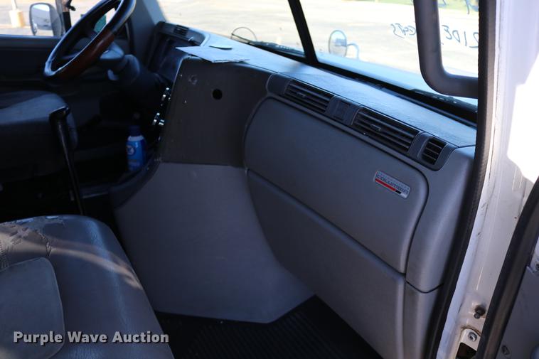 image for item DC3581 2005 Freightliner Columbia 120 semi truck