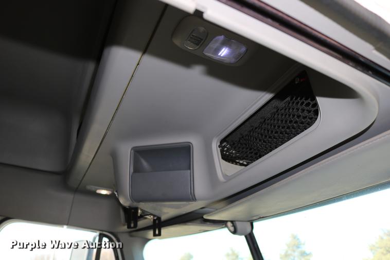 image for item DC3581 2005 Freightliner Columbia 120 semi truck