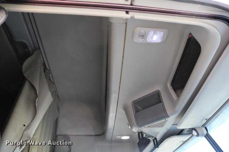 image for item DC3581 2005 Freightliner Columbia 120 semi truck