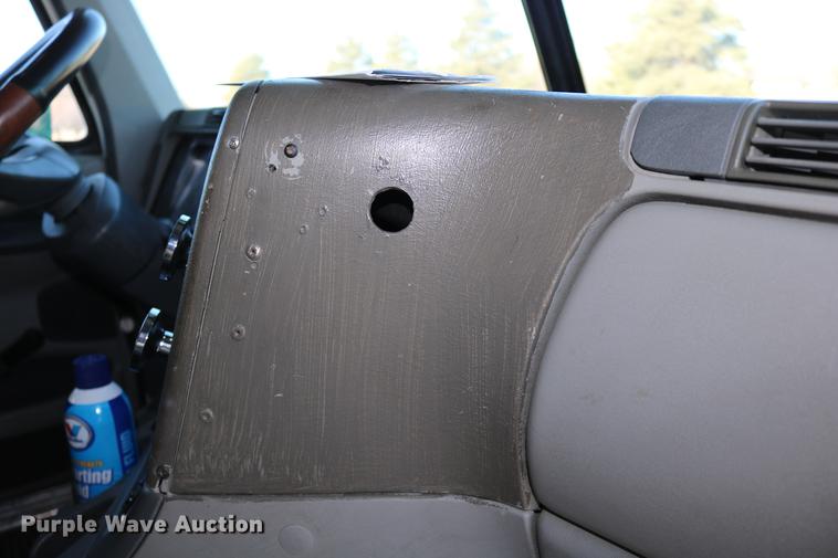 image for item DC3581 2005 Freightliner Columbia 120 semi truck