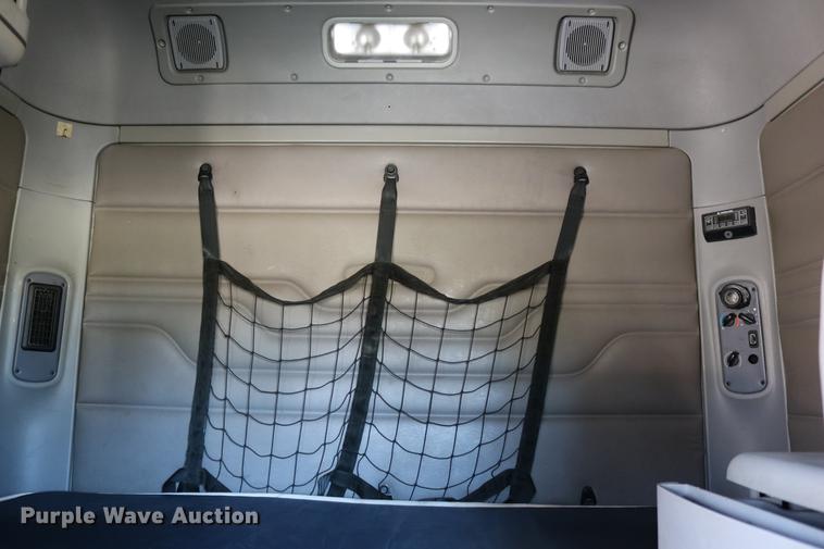 image for item DC3581 2005 Freightliner Columbia 120 semi truck