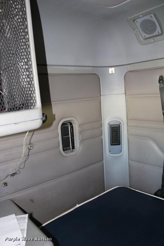 image for item DC3581 2005 Freightliner Columbia 120 semi truck