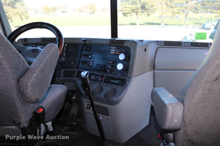 image for item DC3581 2005 Freightliner Columbia 120 semi truck