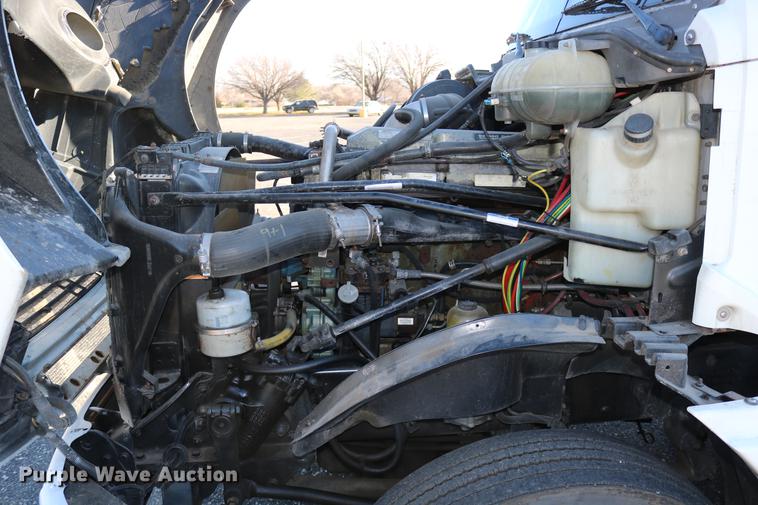 image for item DC3581 2005 Freightliner Columbia 120 semi truck