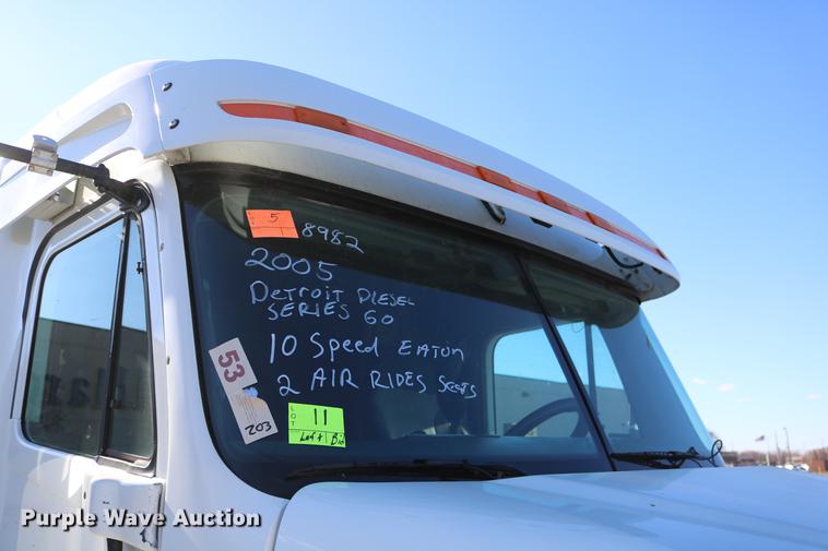 image for item DC3581 2005 Freightliner Columbia 120 semi truck