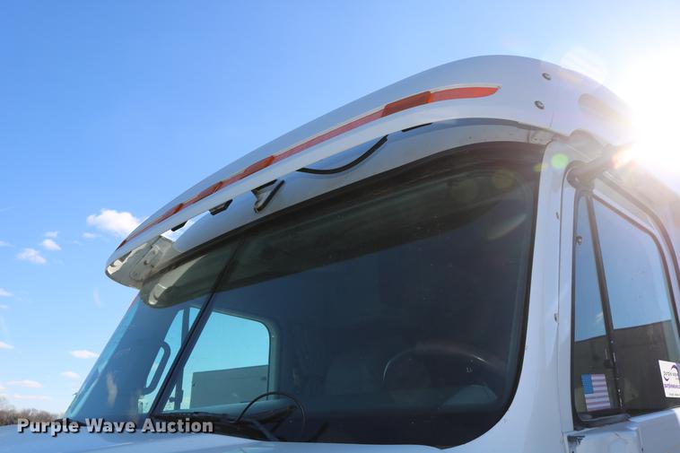 image for item DC3581 2005 Freightliner Columbia 120 semi truck